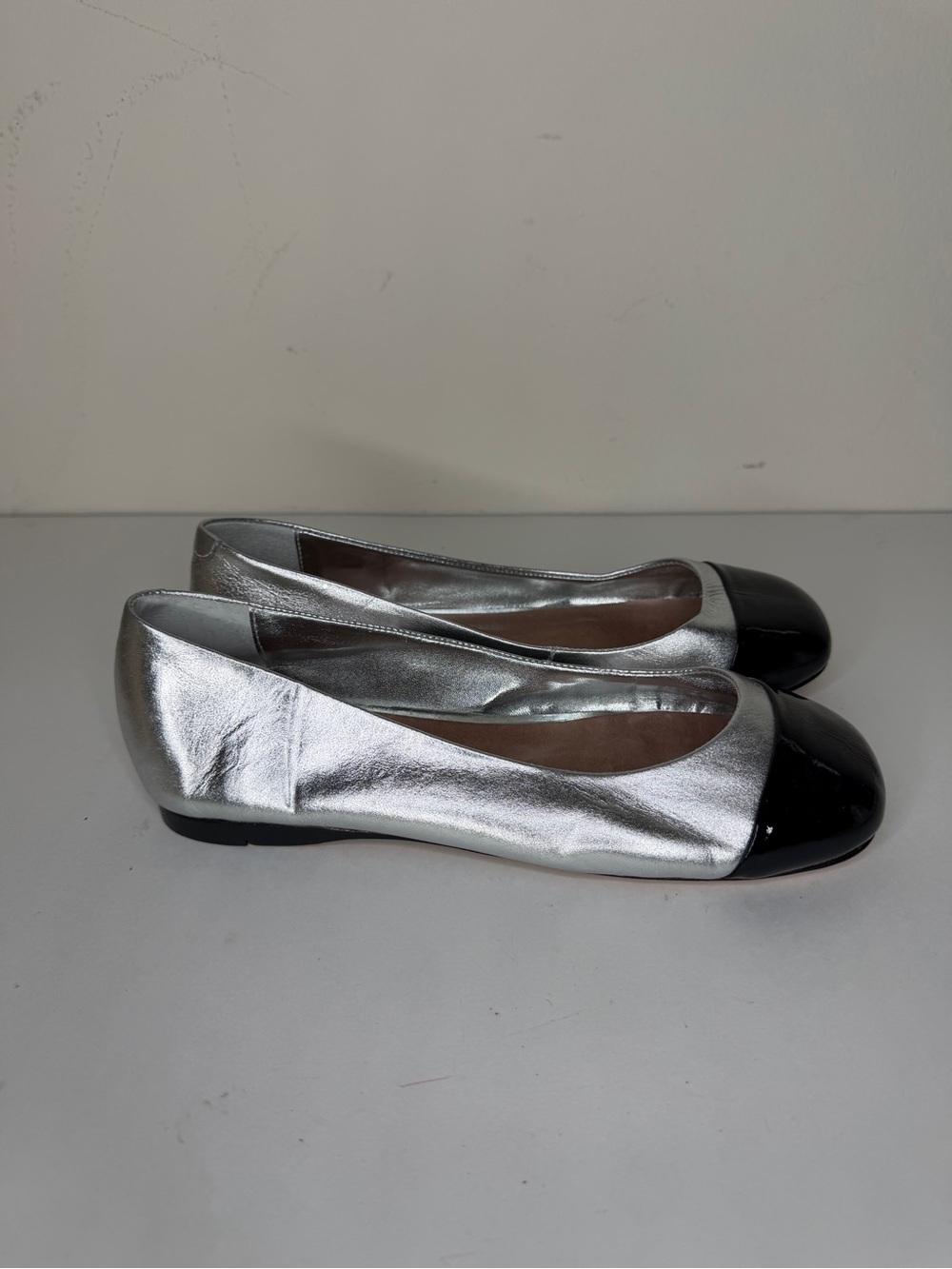 vicenza shoes flats Slip Ons Womens Size 37 US 6 Silver Black Leather Cap Toe